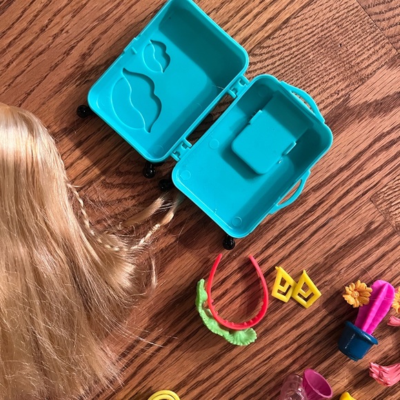 Bratz study abroad doll - Raya - with clothes and accessories. - Picture 5 of 6